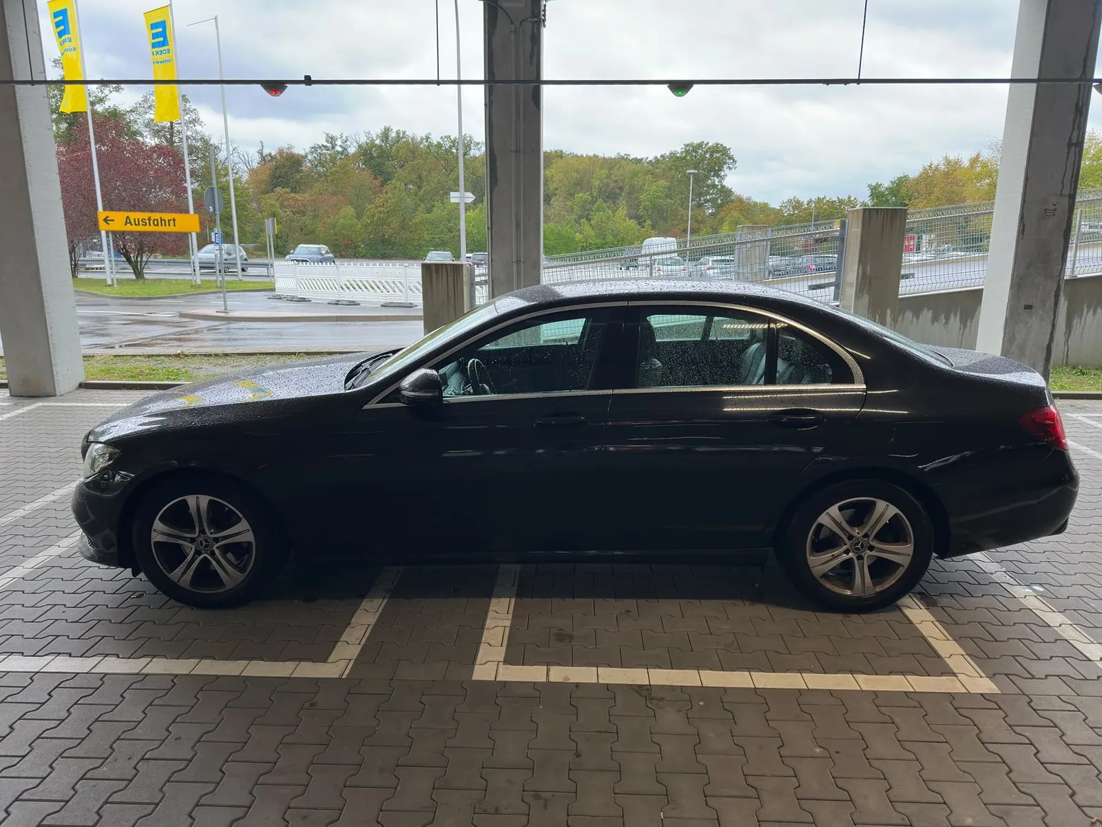 Schwarze Mercedes-Benz E-Klasse von MainRide, Seitenansicht