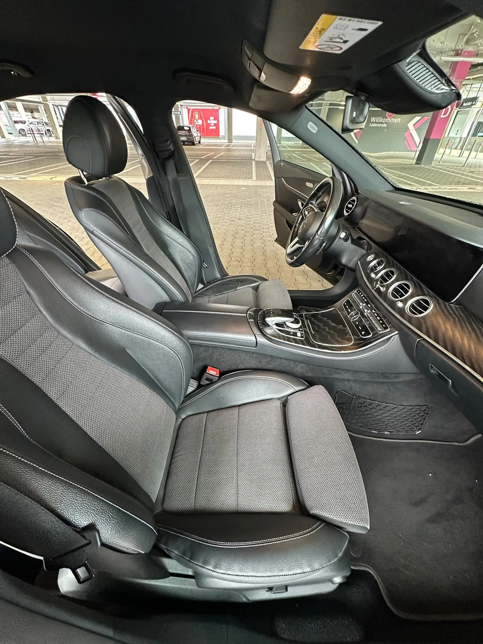 Ledersitze der schwarzen Mercedes E-Klasse